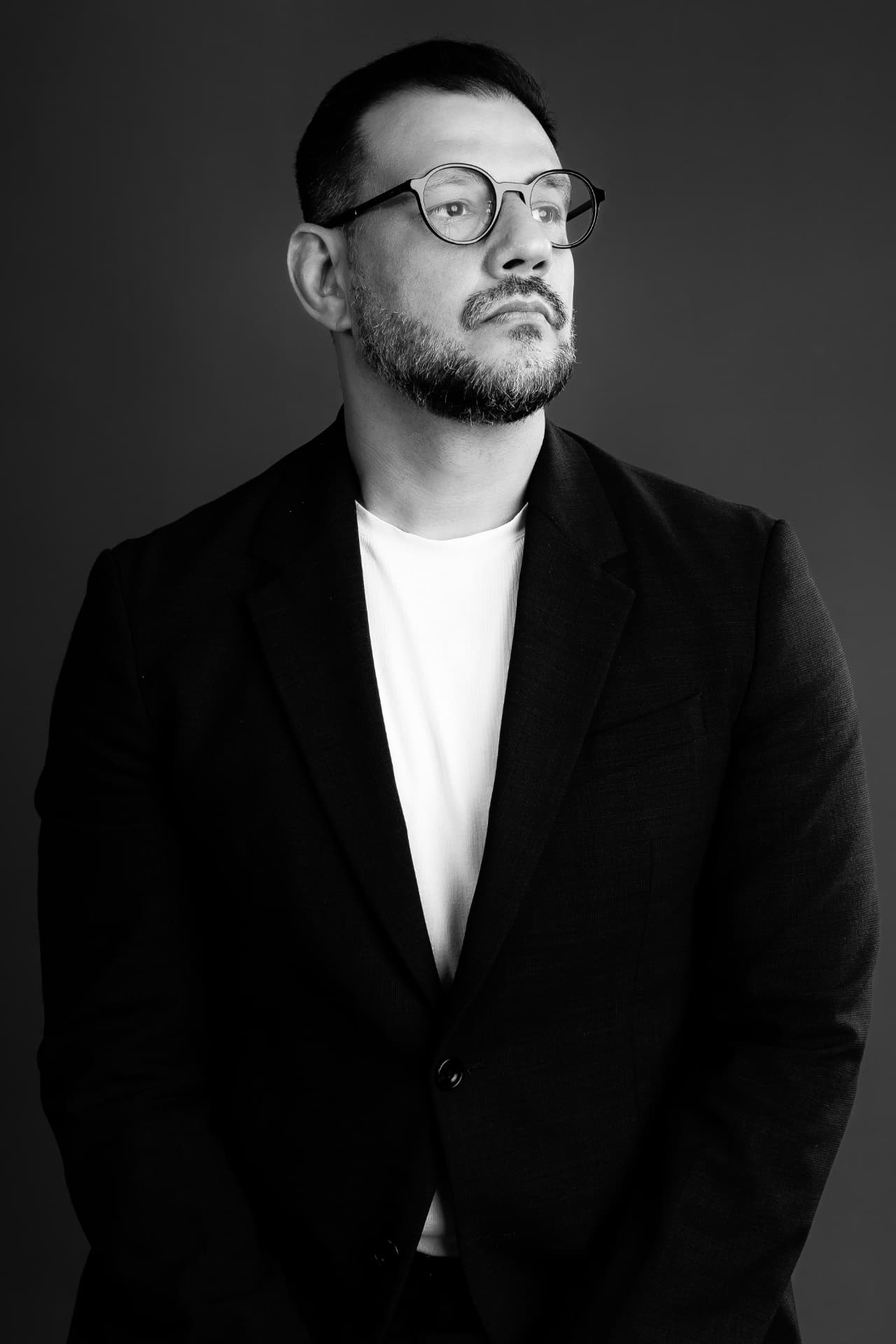 Leandro Albuquerque em retrato reflexivo em preto e branco, representando a origem intelectual do Instituto