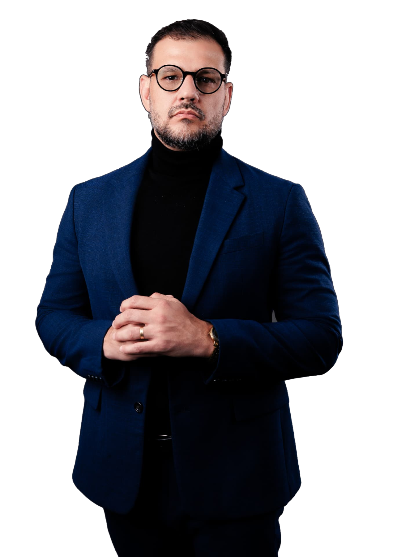 Leandro Albuquerque de blazer azul e gola alta preta, mãos entrelaçadas, em retrato institucional